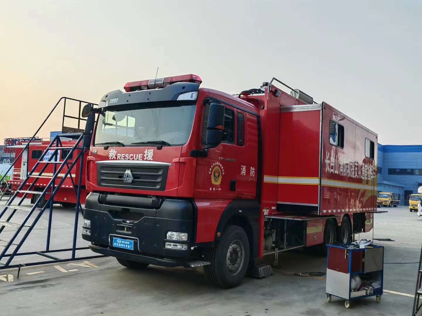 重汽豪沃通信指挥车