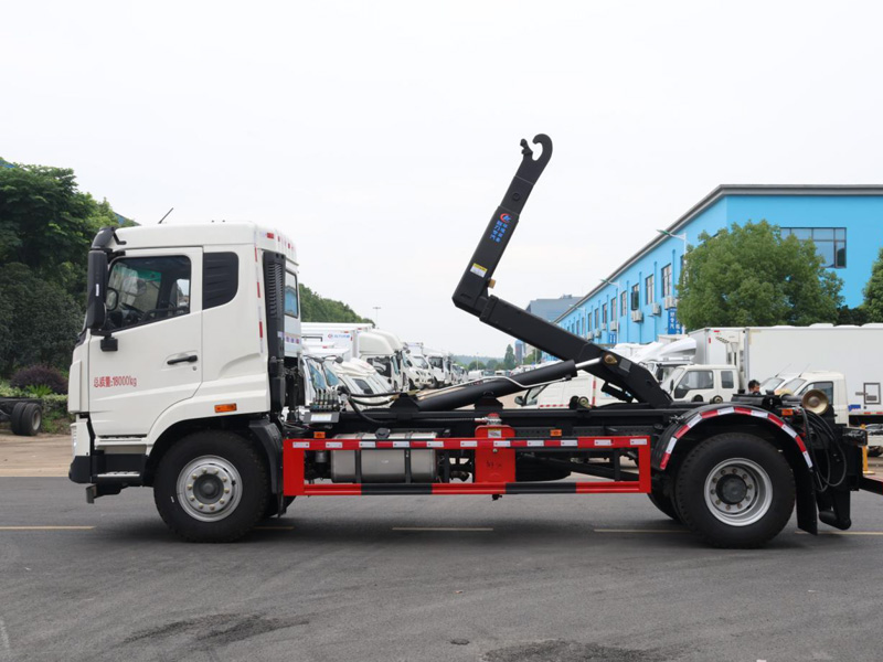 重汽豪沃勾臂垃圾车