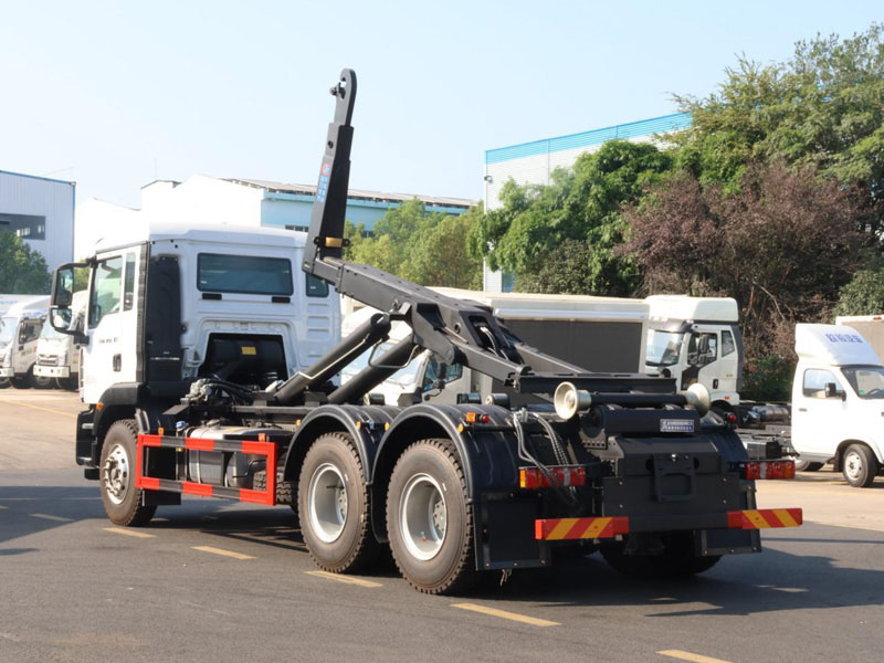 重汽汕德卡后双桥勾臂垃圾车