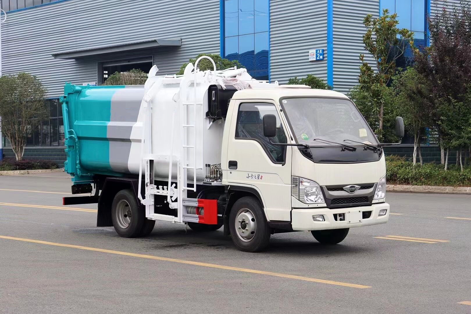 福田小卡4方挂桶垃圾车