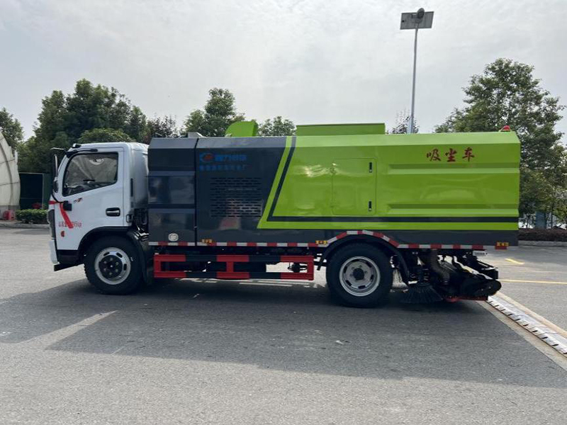 东风大多利卡后置滚扫吸尘车