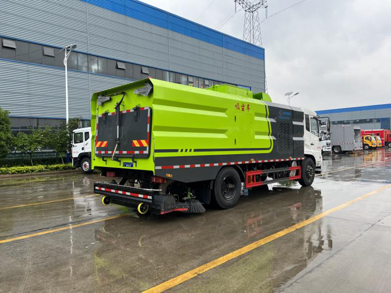 东风天锦后置吸尘车