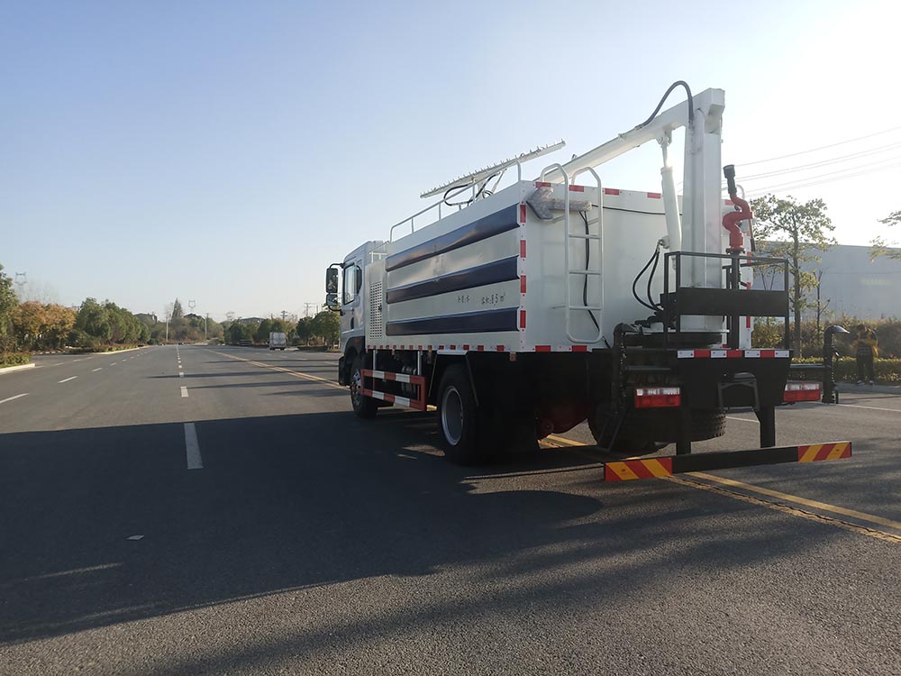 东风多利卡D9光伏板清洗车