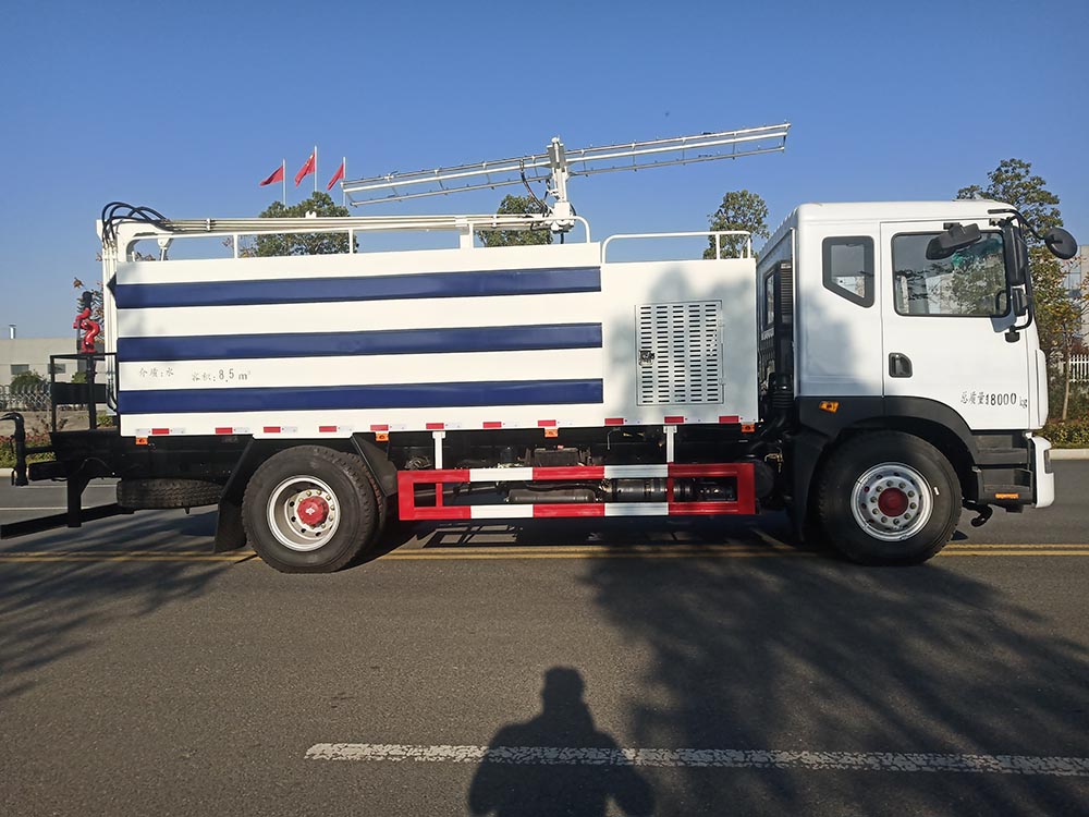 东风多利卡D9光伏板清洗车