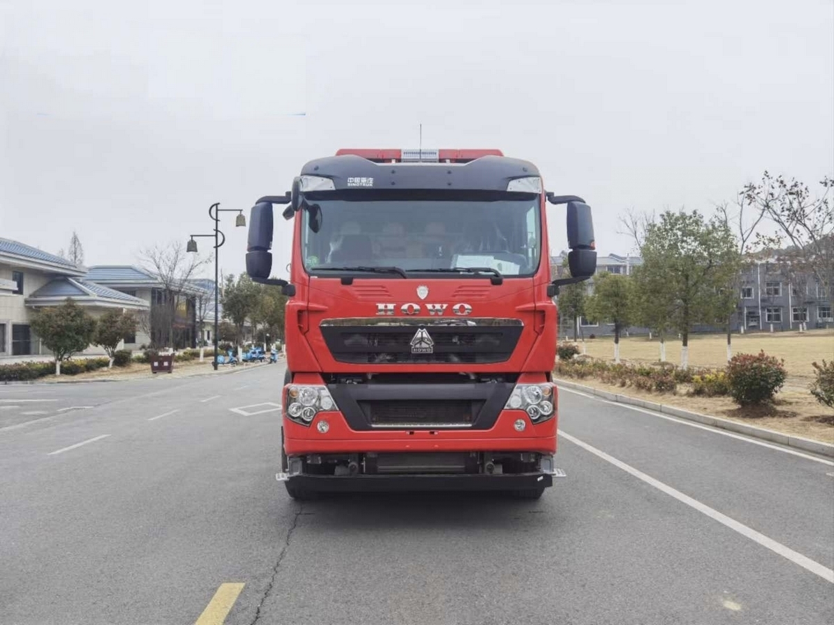 25吨重汽豪沃消防车