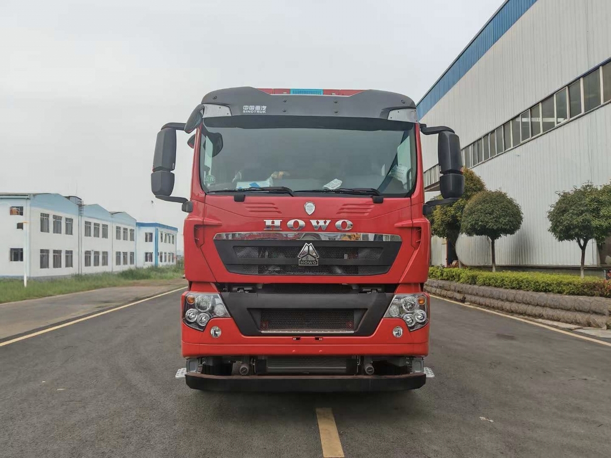 16吨重汽豪沃消防车