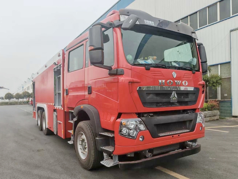 16吨重汽豪沃消防车