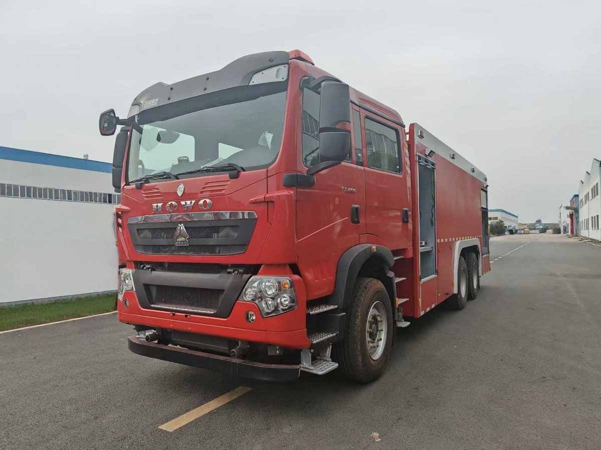 16吨重汽豪沃消防车