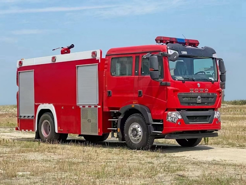 8吨重汽豪沃水罐消防车