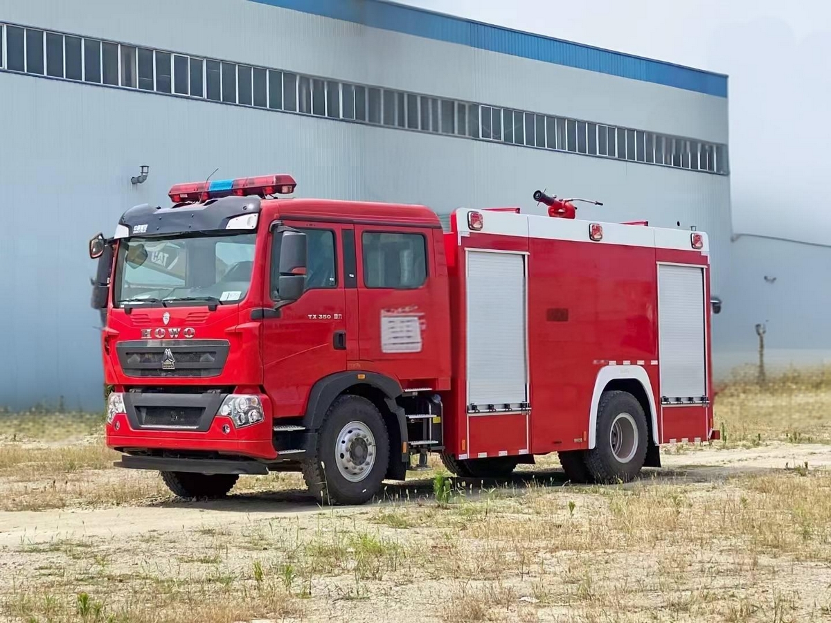 8吨重汽豪沃水罐消防车