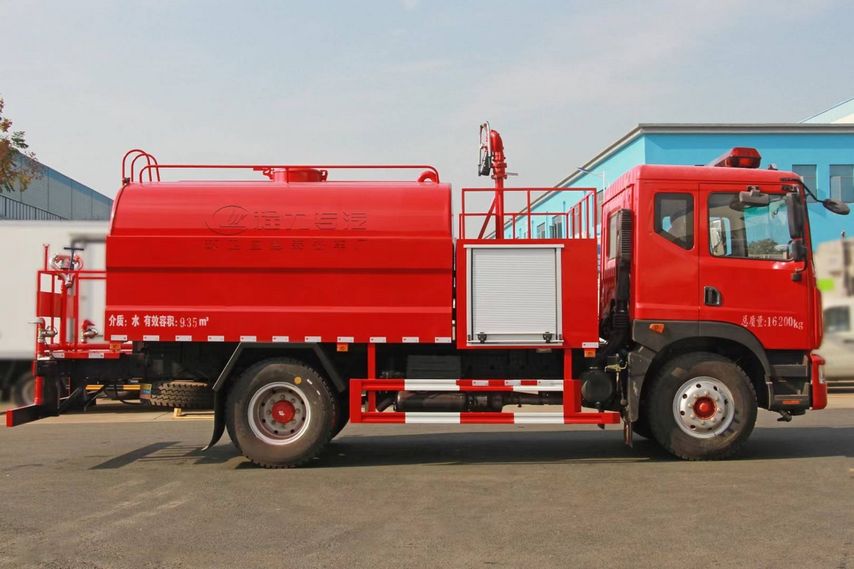 10吨东风消防洒水车