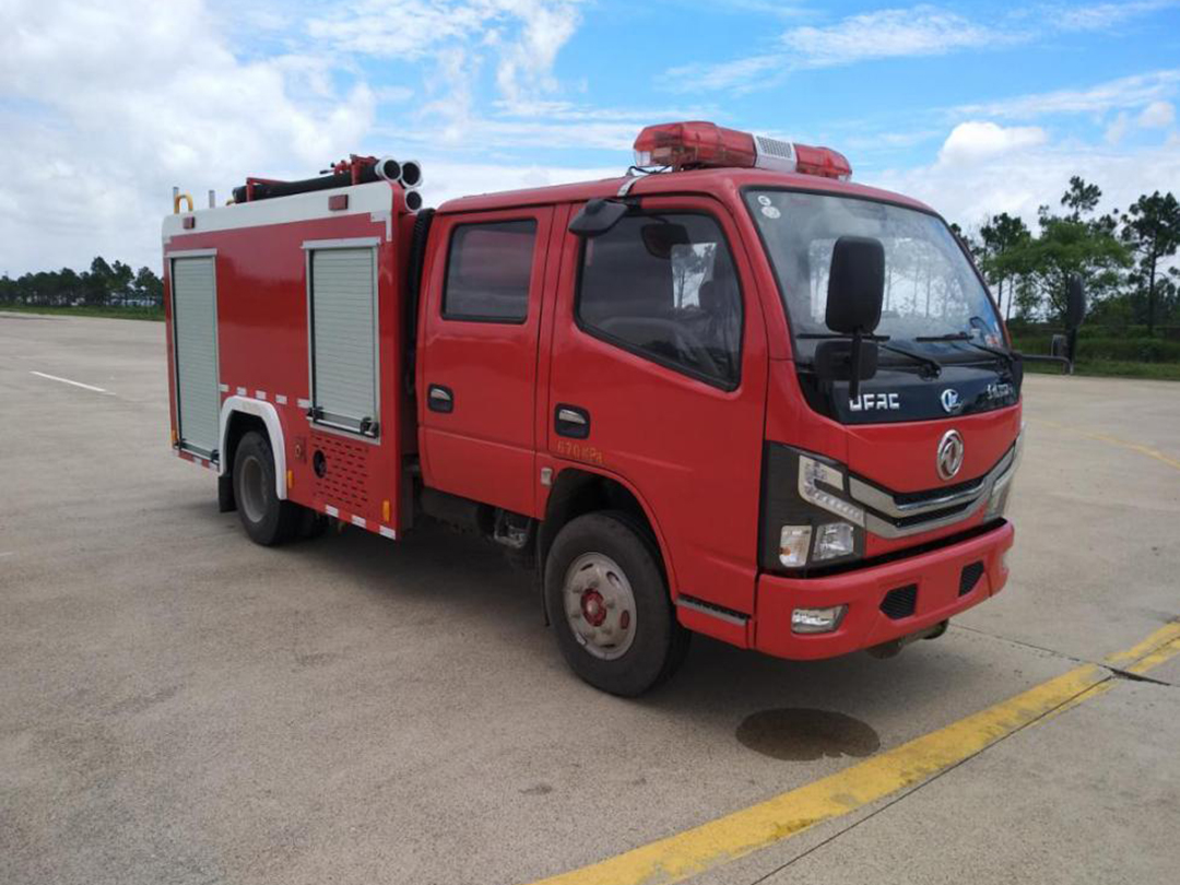 东风小多利卡2吨水罐消防车