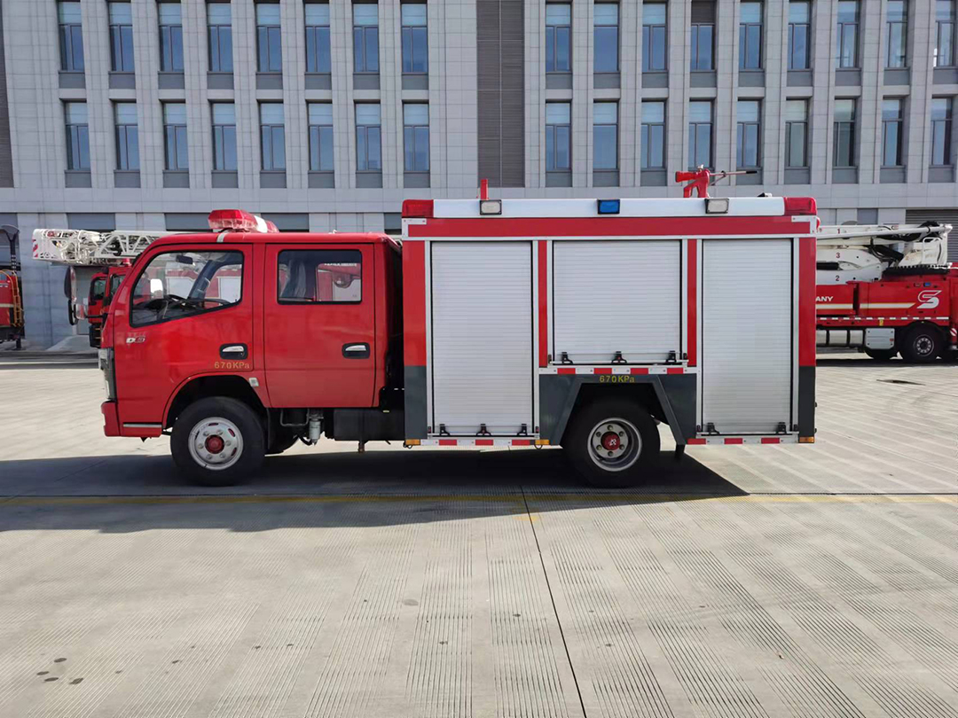 东风小多利卡2.5吨水罐消防车