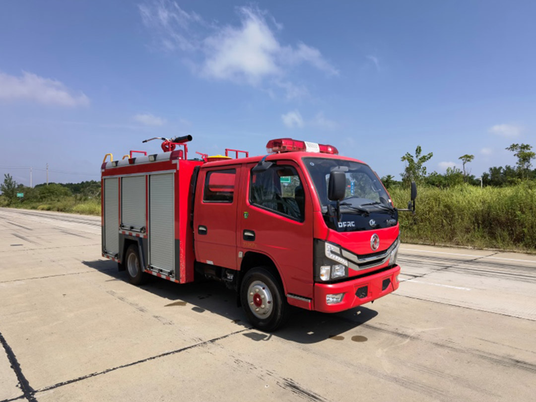 锐铃2.5吨泡沫消防车（30泵）