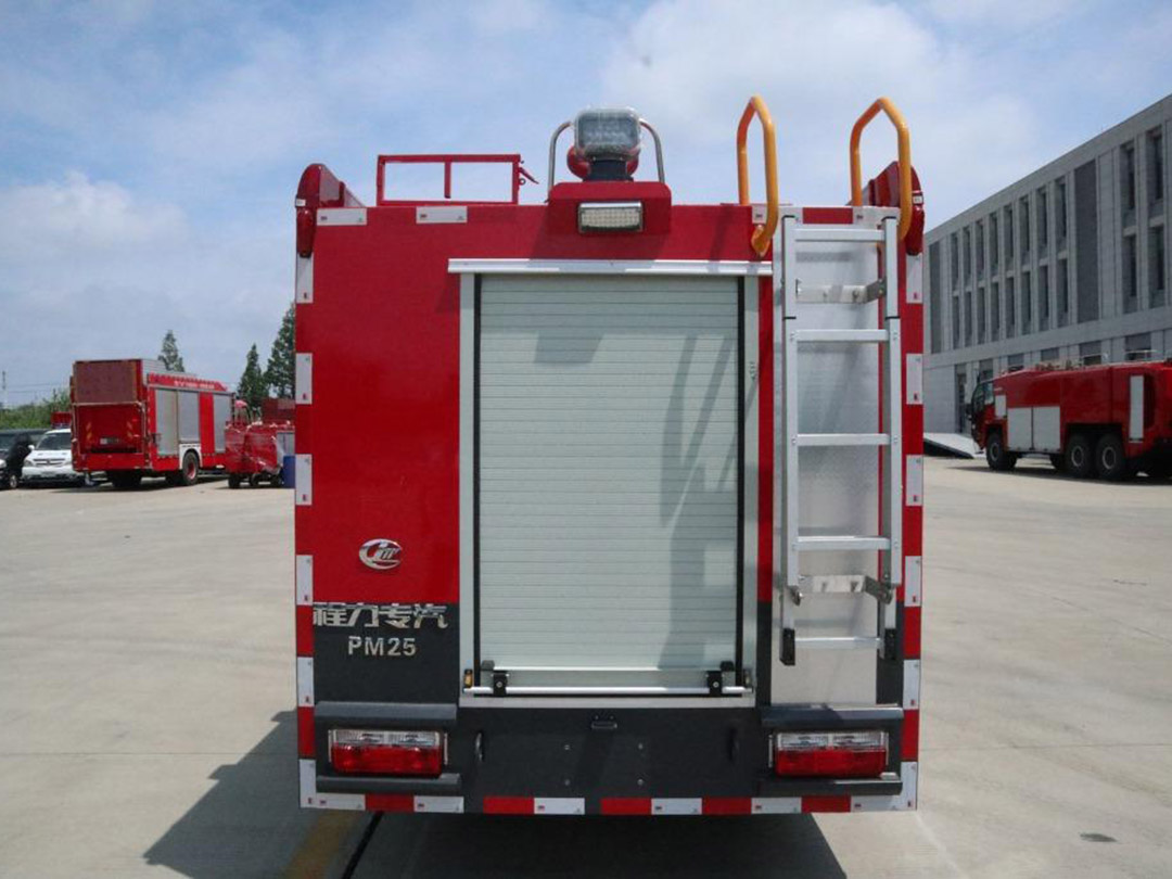锐铃2.5吨泡沫消防车（30泵）