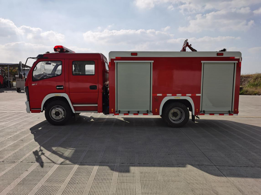 东风多利卡4吨水罐消防车