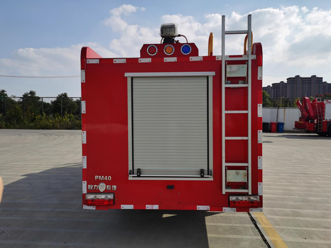 东风多利卡4吨水罐消防车