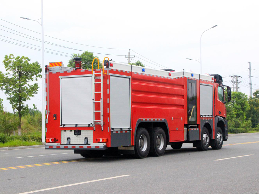 奔驰泡沫消防车