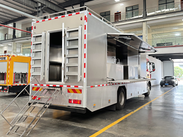 CL5220XCC6ABZ汕德卡4轴餐车