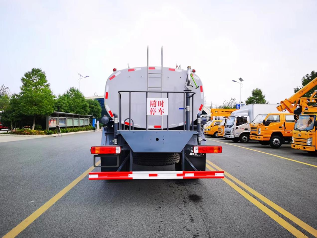 重汽TX系列13.7方绿化喷洒车