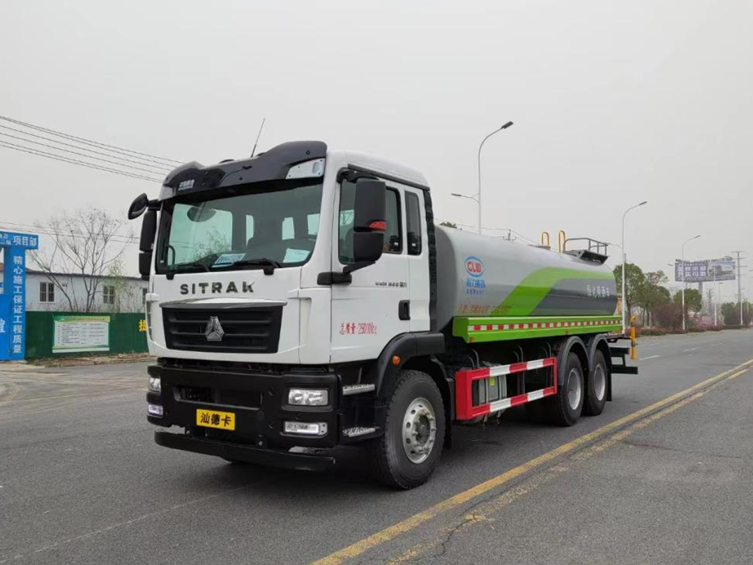 重汽汕德卡后双桥17.8方绿化喷洒车