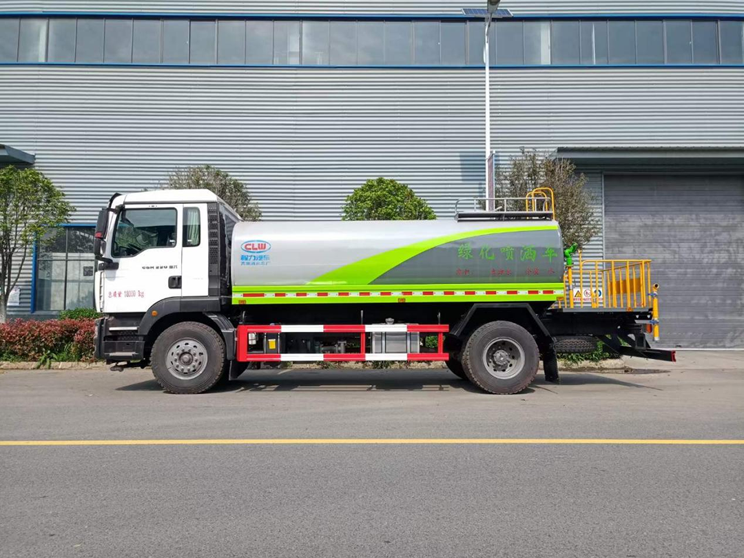 重汽汕德卡13.6方绿化喷洒车