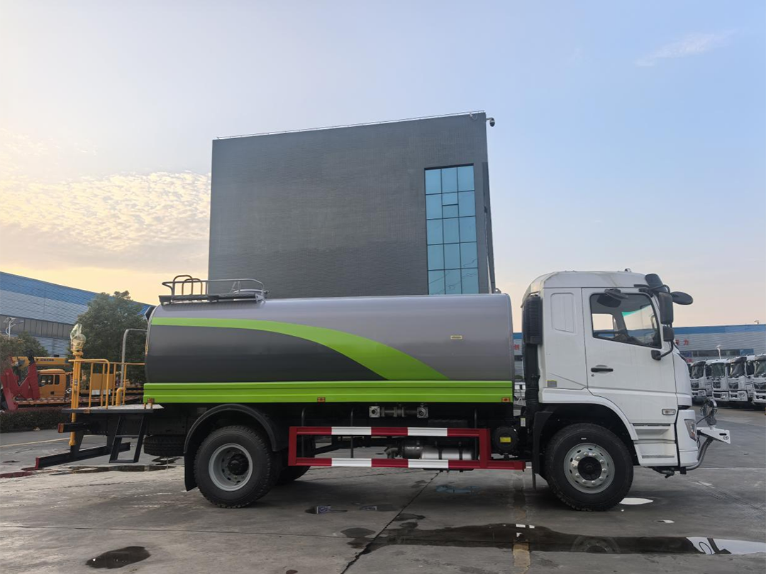 陕汽德龙L5000系列16方洒水车