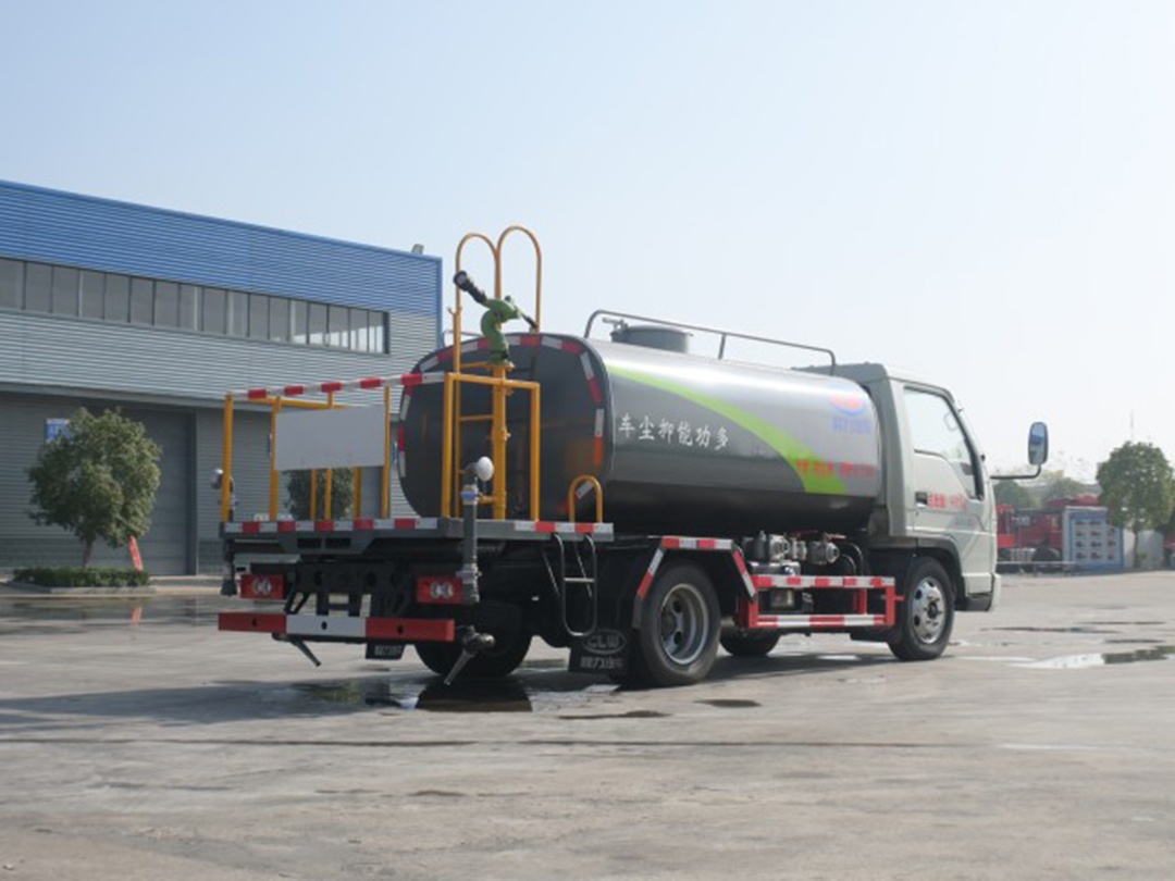 福田小卡蓝牌 4.5方多功能抑尘车