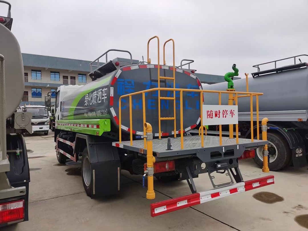 东风9吨洒水车