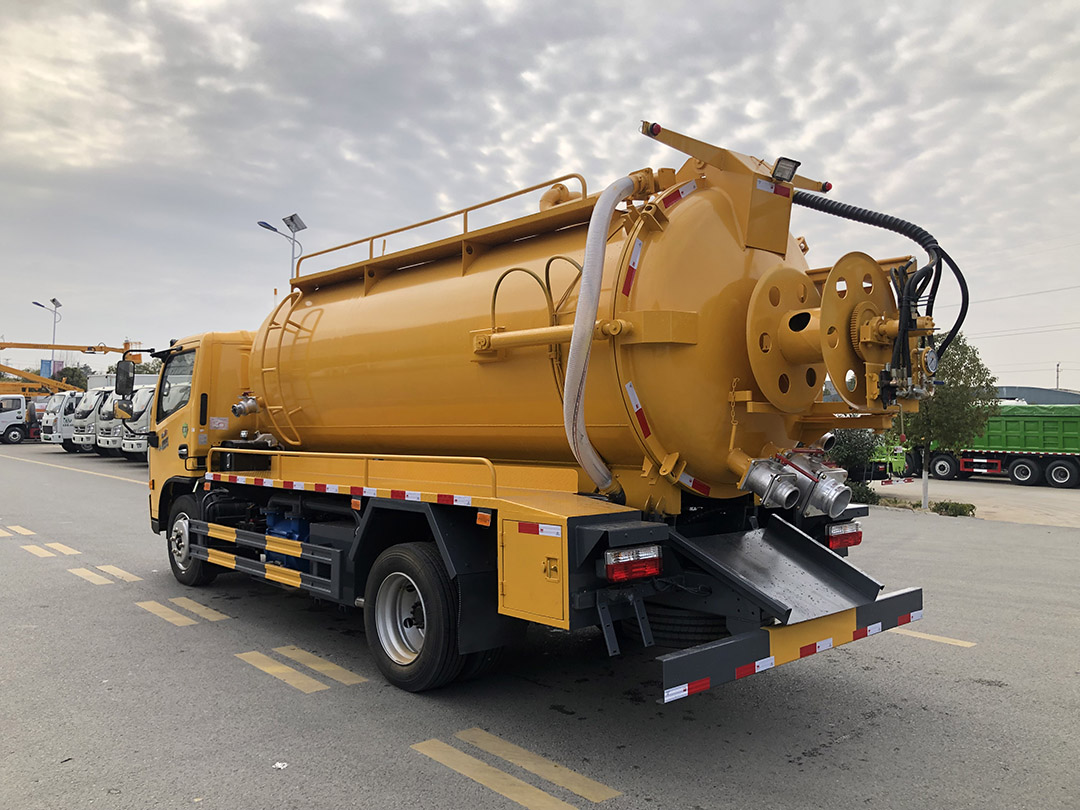 东风大利卡一体罐清洗吸污车