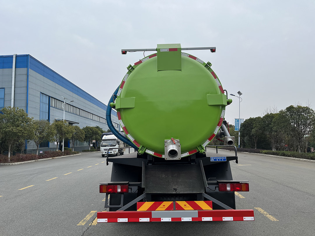 重汽豪沃13.8方吸污车