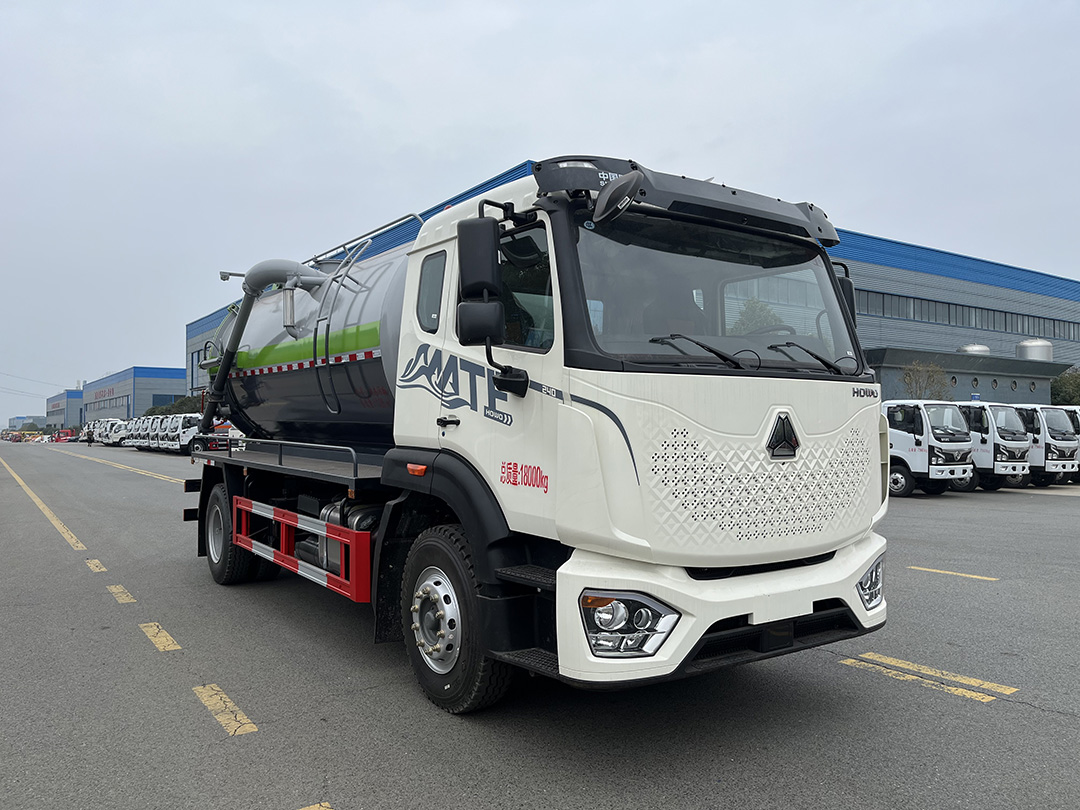 重汽豪沃13.8方吸污车