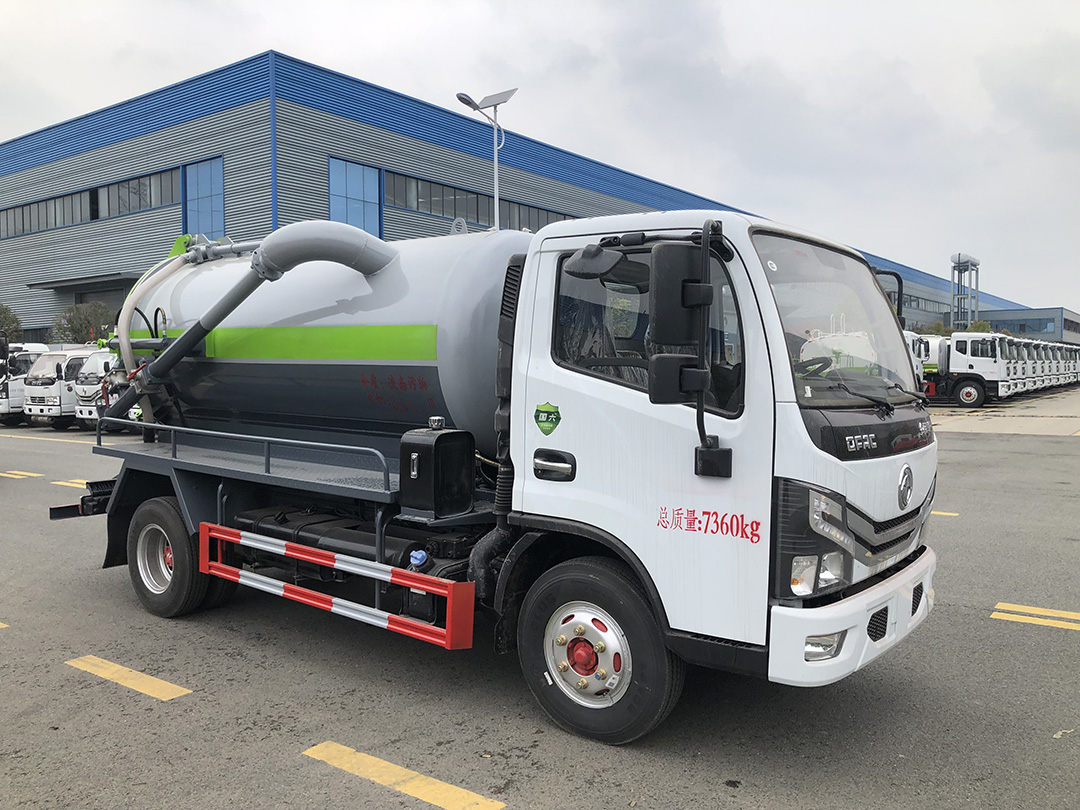 东风小多利卡吸污车