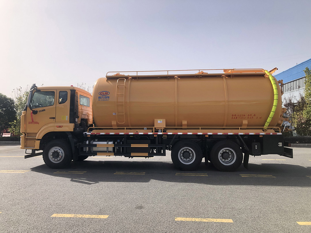 重汽豪沃重载13.8方吸污车