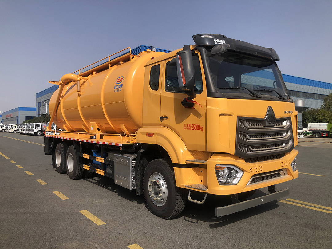 重汽豪沃重载13.8方吸污车