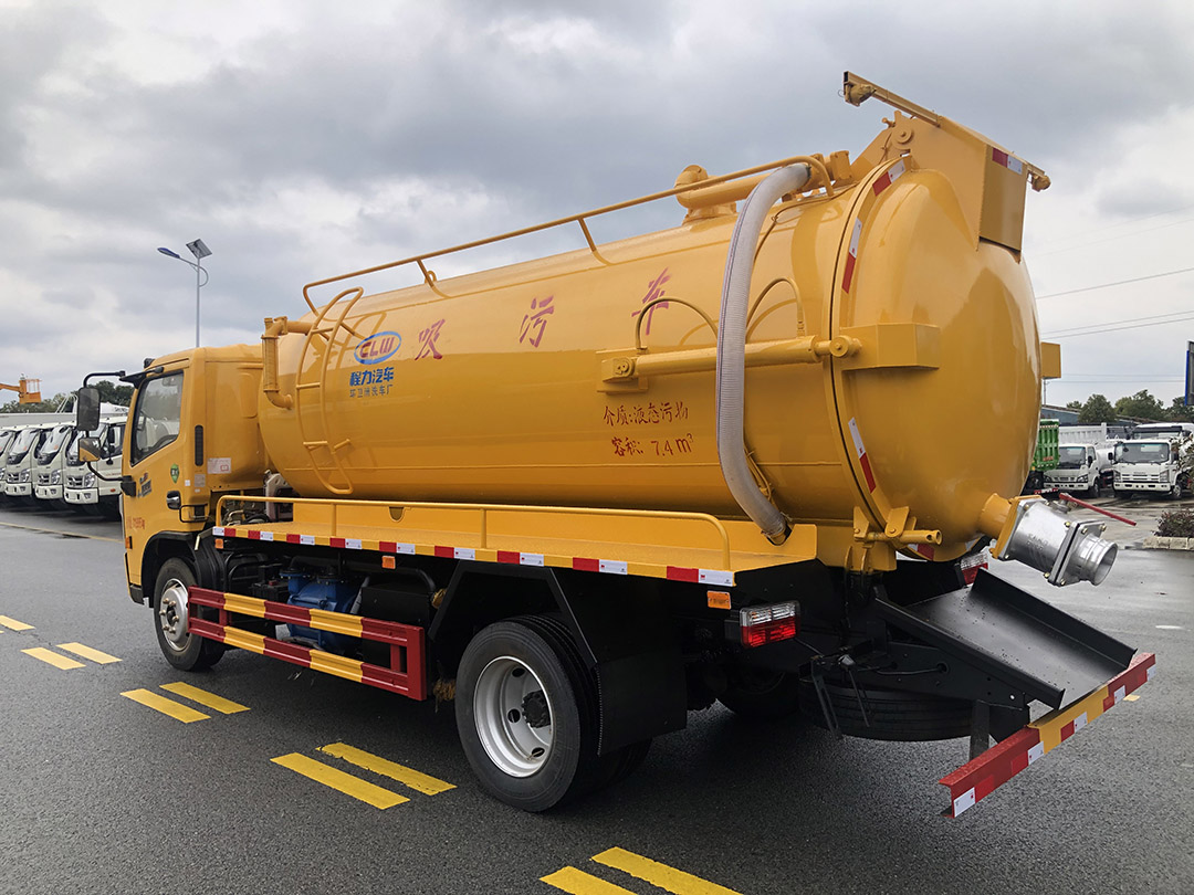 东风大多利卡吸污车