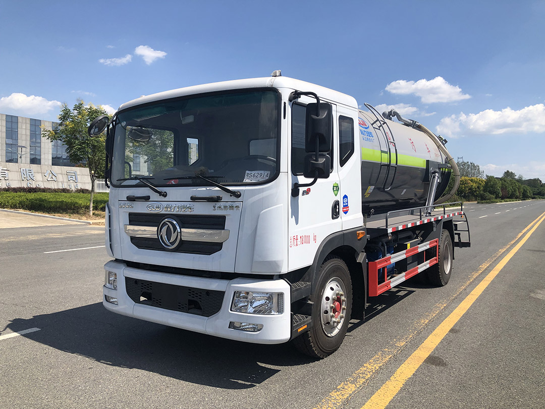 东风D9 4500轴距吸污车