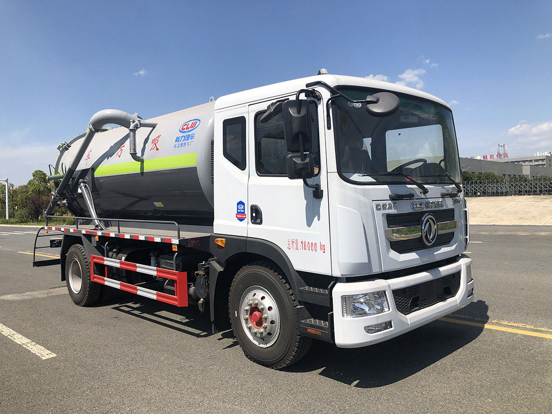 东风D9 4500轴距吸污车