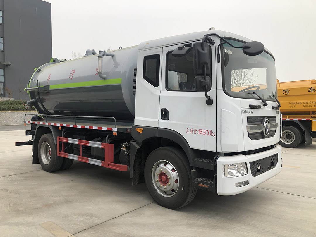 东风D9  3950轴距吸污车