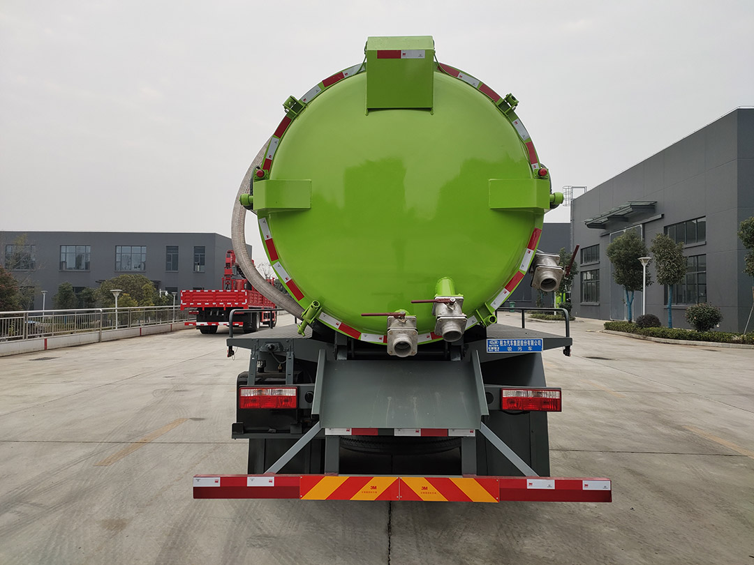 东风D9  3950轴距吸污车