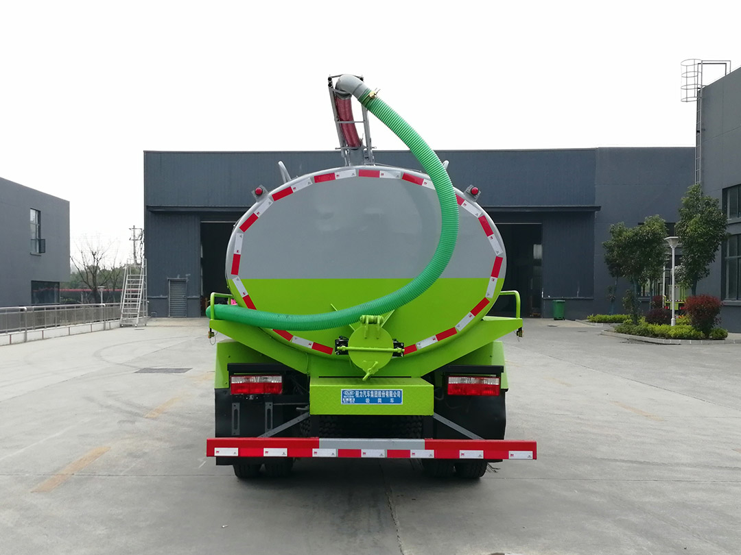 东风大多利卡吸粪车