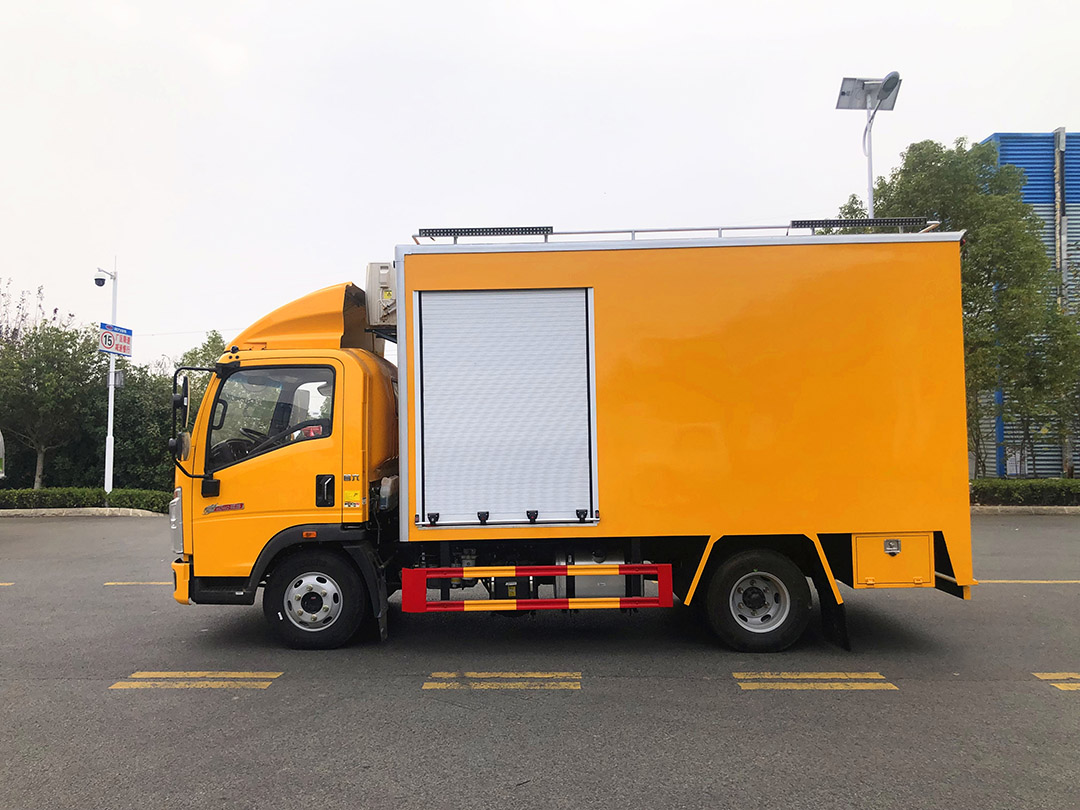 重汽豪沃光固化修复车