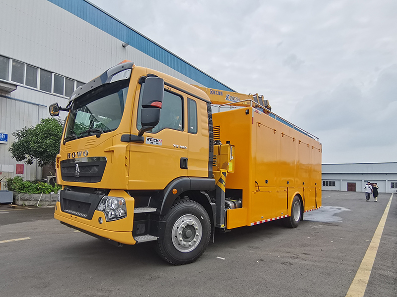 重汽豪沃4000方带吊排水车