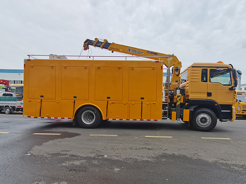 重汽豪沃4000方带吊排水车