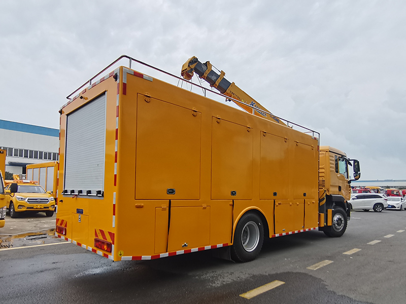 重汽豪沃4000方带吊排水车