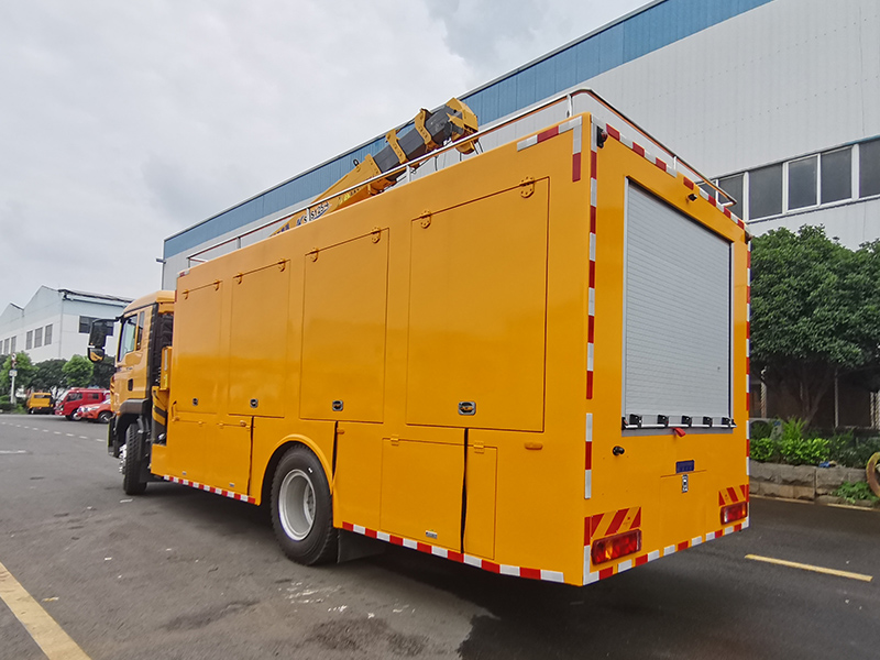 重汽豪沃4000方带吊排水车