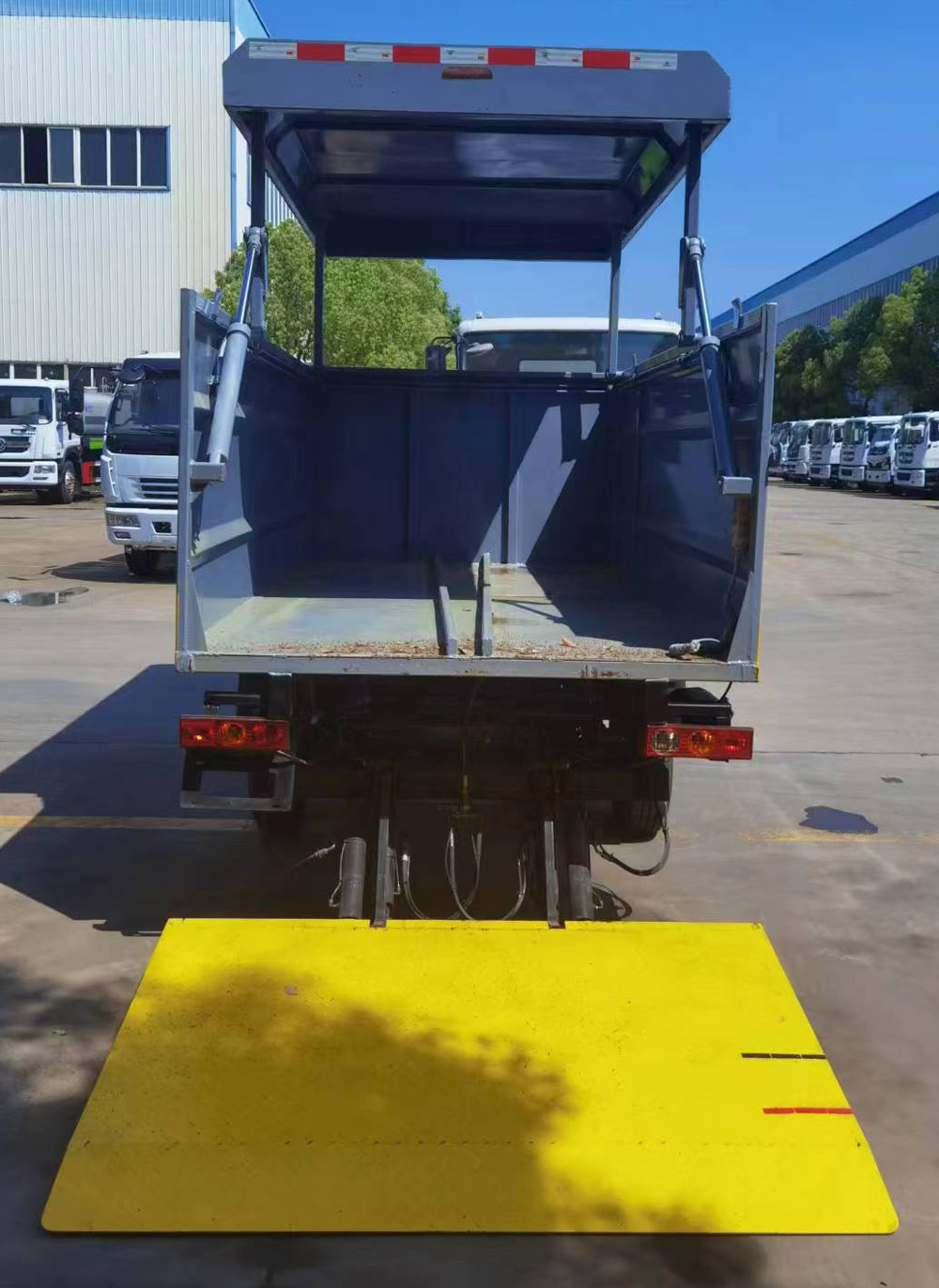 程力威牌CLW5030XTYBHE型密闭式桶装垃圾车