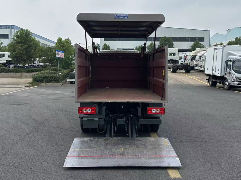 程力威牌CLW5040XTYBHJ型密闭式桶装垃圾车