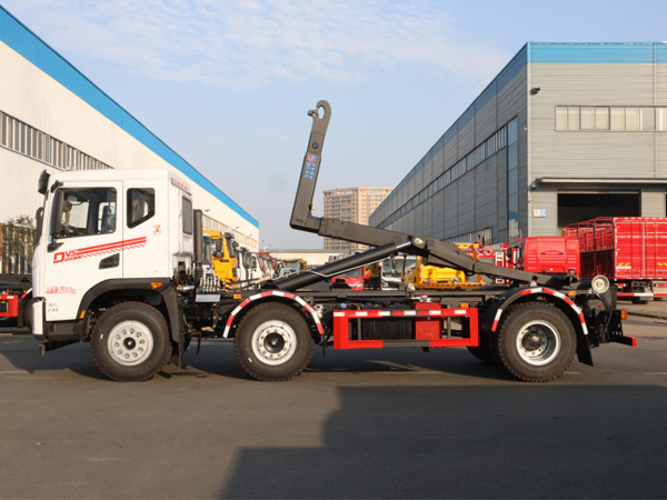 东风华神小三轴勾臂垃圾车