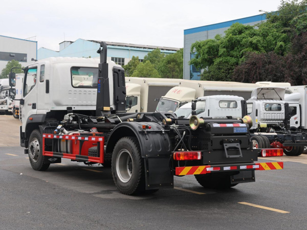 福田领航ES7勾臂垃圾车